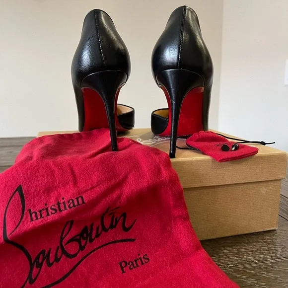 Description
• Christian Louboutin Leather Pumps
• Black
• Pointed-Toes - Picture 7 of 10